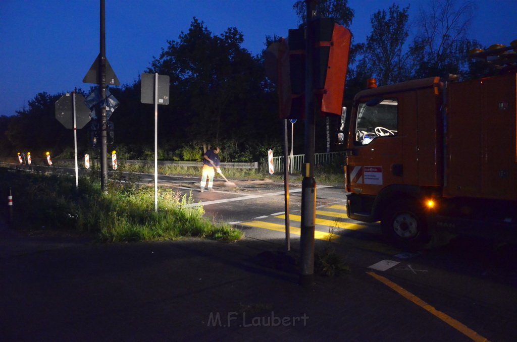 VU LKW umgestuerzt Feldkassel Industriestr Robert Boschstr P359.JPG